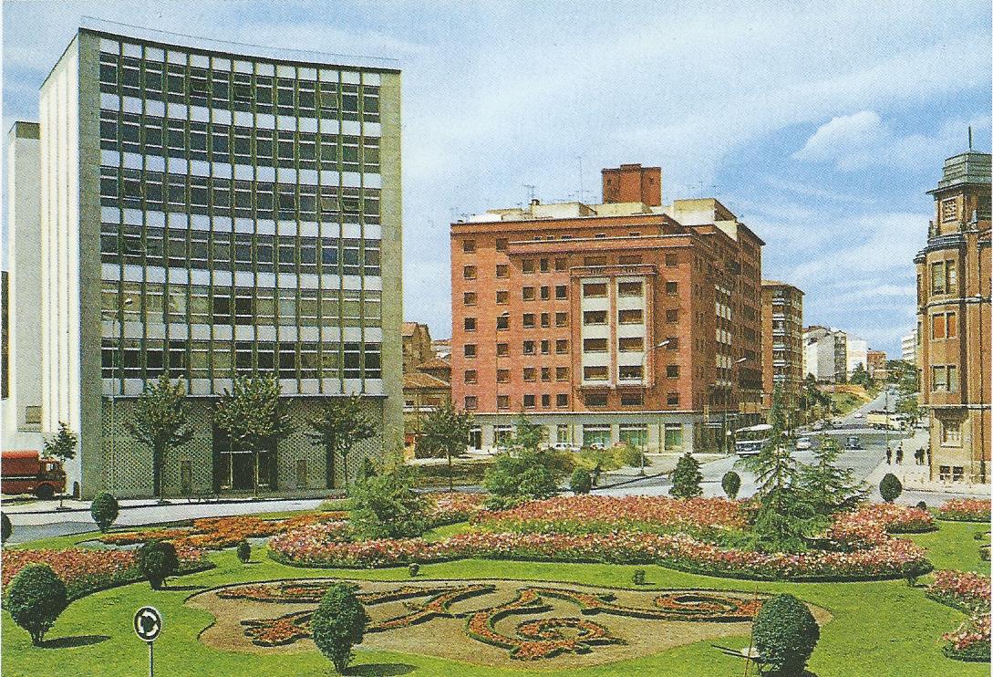 Colegio de médicos en una postal de 1967