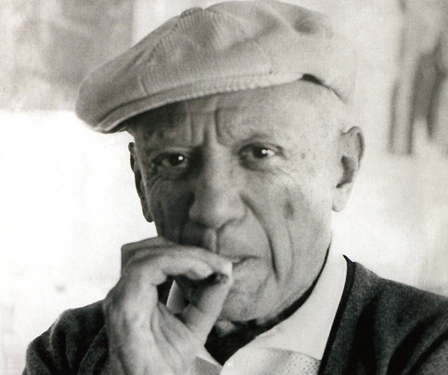 Picasso com gorra fumando. Papel baritado virado al selenio, 400 x 460 mm. Museo de Bellas Artes de Asturias.