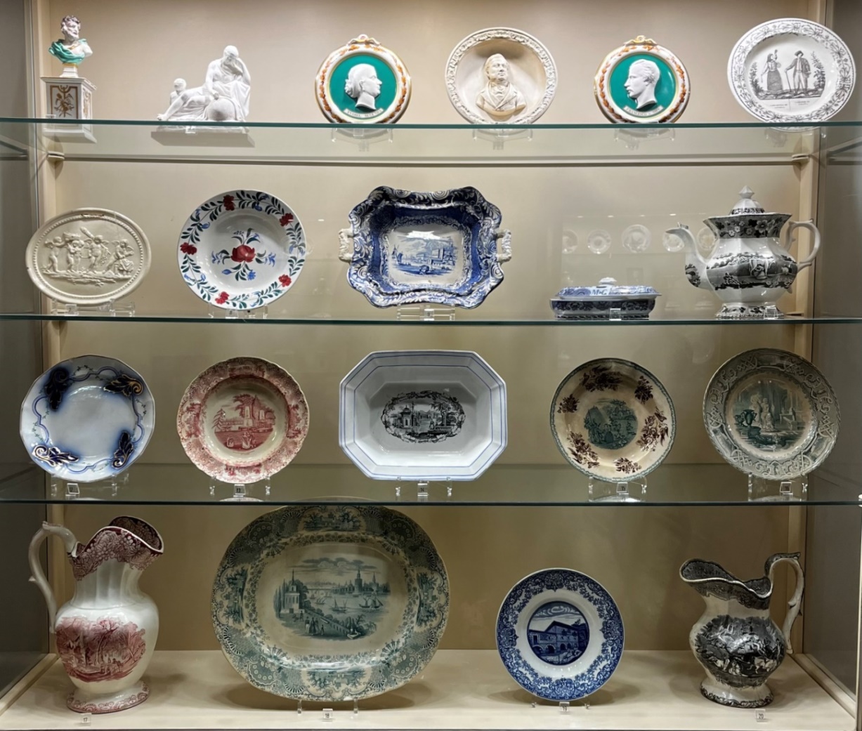 El Museo de Bellas Artes de Asturias presenta una nueva ordenación de sus fondos de artes decorativas